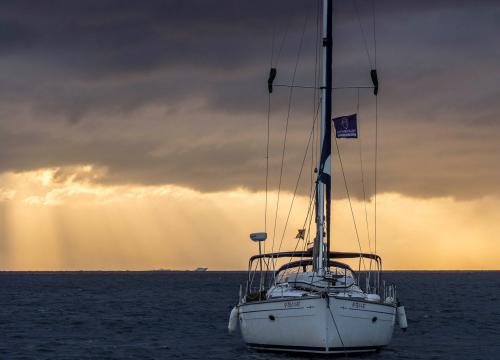 Barca a vela al tramonto nell'Isola de La Maddalena