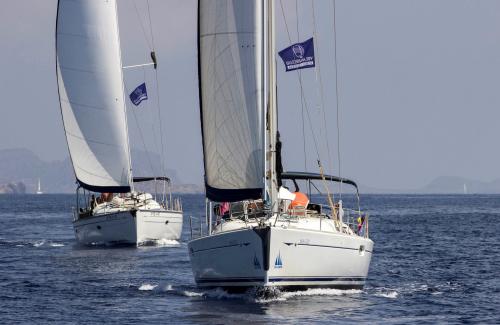 Barche a vela nell'Arcipelago di La Maddalena durante corso