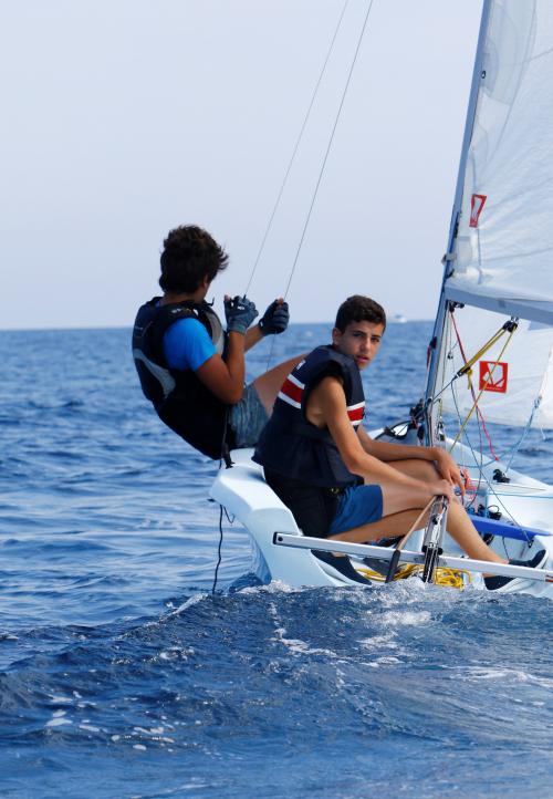 Ragazzi in navigazione durante corso di vela a La Maddalena