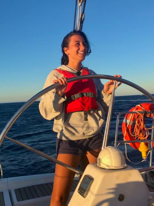 Ragazza al timone barca a vela durante corso a La Maddalena