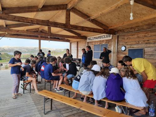 Ragazzi in pausa pranzo durante corso di vela nell'Isola de La Maddalena