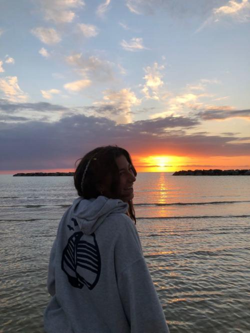 Ragazza al tramonto a La Maddalena durante corso di vela