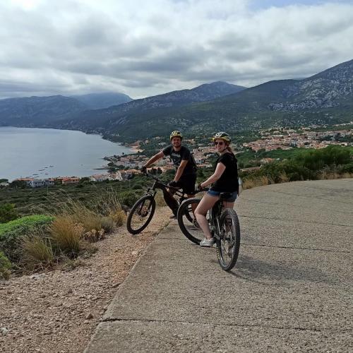 Paar in Cala Gonone auf einem Fahrradausflug