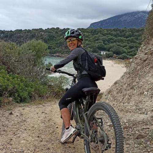 Chica en Cala Gonone en bici