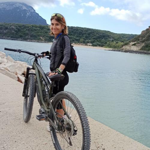 Ragazza in e-bike