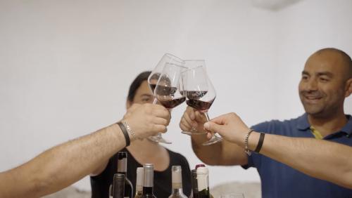 Toast avec du vin rouge de la cave Muzanu à Mamoiada