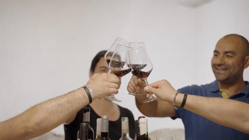 Brindisi con vino rosso della cantina Muzanu a Mamoiada