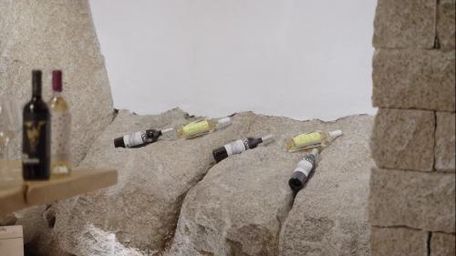 Auf dem Felsen liegende Weine in der Weinkellerei Muzanu in Mamoiada
