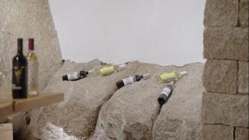 Vins couchés sur la roche dans la cave Muzanu à Mamoiada