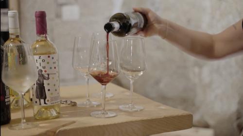 Vin rouge versé dans un gobelet
