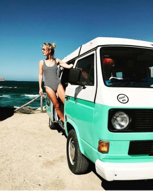 Chica en autocaravana en la playa