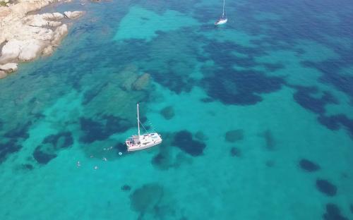 Panoramablick auf einen Katamaran im Asinara-Meer