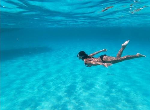 Mädchen, das im Wasser von Asinara schnorchelt