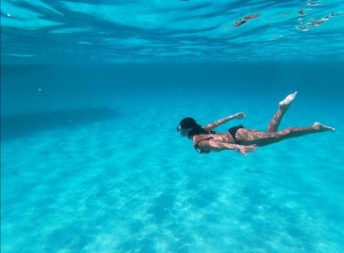 Chica buceando en las aguas de Asinara