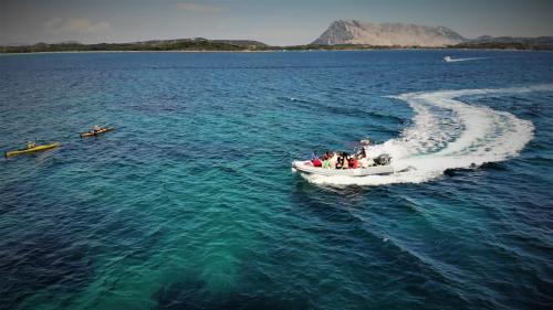 gommone alle piscine di Molara con acqua cristallina