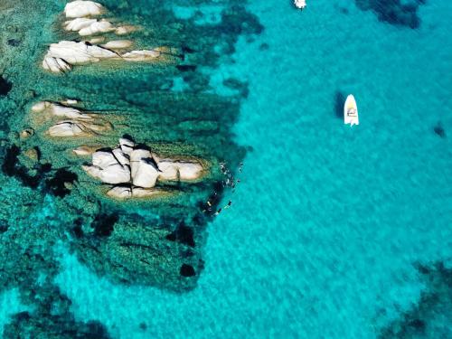 gommone alle piscine di Molara con acqua cristallina