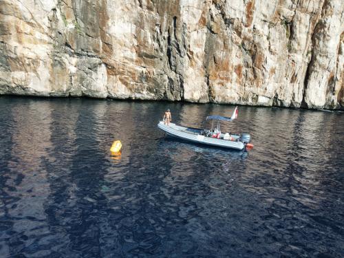 gommone alle piscine di Molara con acqua cristallina