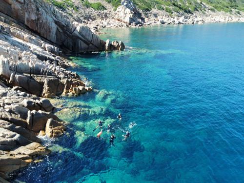los bañistas nadan en las aguas cristalinas de las piscinas AMP de Molara