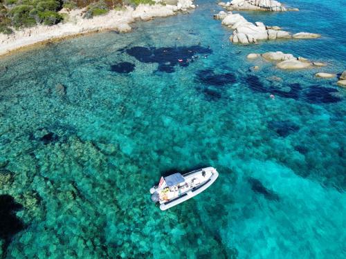 gommone alle piscine di Molara con acqua cristallina