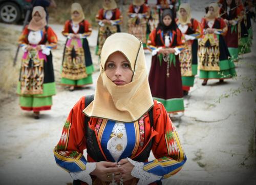 Mädchen in Orgosolo-Tracht bei einer Modenschau auf Sardinien