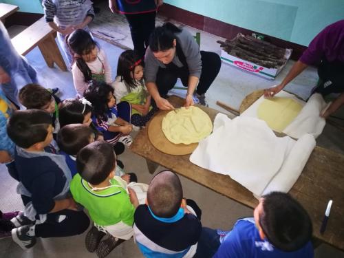 Atelier pour enfants et démonstration de fabrication de pain à Orgosolo