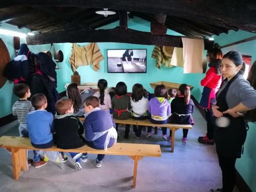 Laboratorio del pane per bambini a Orgosolo