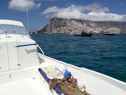 Motorboot mit Blick auf Tavolara