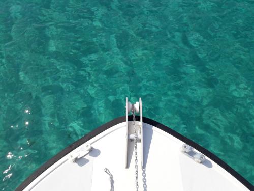 Gommone e acqua cristallina