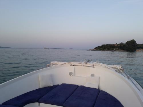 Gommone nella marina di Tavolara