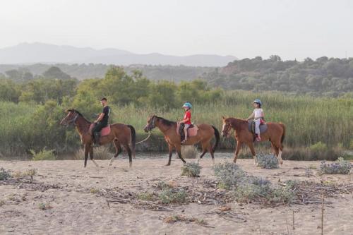 Guía a caballo durante la excursión para niños en Irgoli