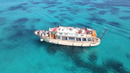 Motorship seen from above during the excursion to the La Maddalena Archipelago