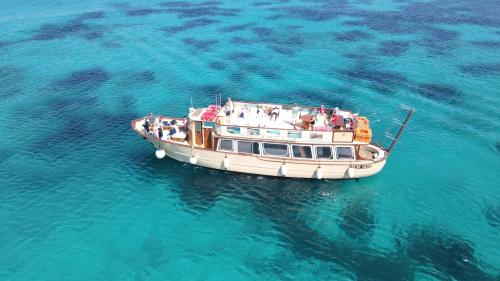 Motorschiff von oben gesehen während der Exkursion zum La Maddalena Archipelago