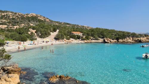 Bañistas durante una excursión al archipiélago de La Maddalena