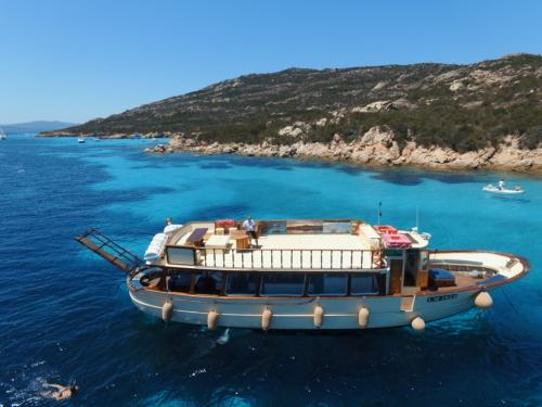 Motorschiff im schönen La Maddalena Archipel