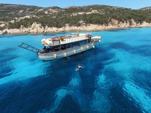 Motorschiffe zwischen den Inseln des Archipels La Maddalena