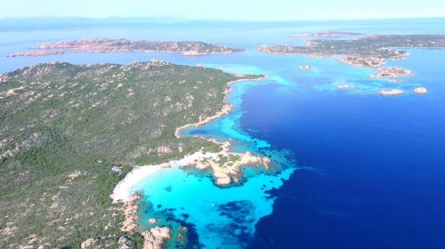 Panoramablick auf das Meer und die Inseln des La Maddalena Archipels