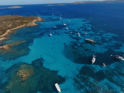 Boote während Tagestouren zum La Maddalena Archipel