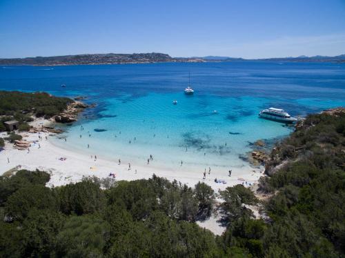 Strand und kristallklares Meer mit Badenden