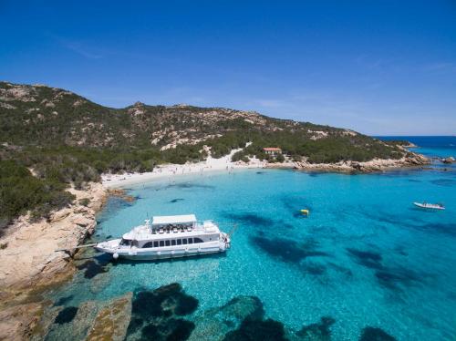 Motorschiff geparkt während einer Tagestour im La Maddalena Archipel