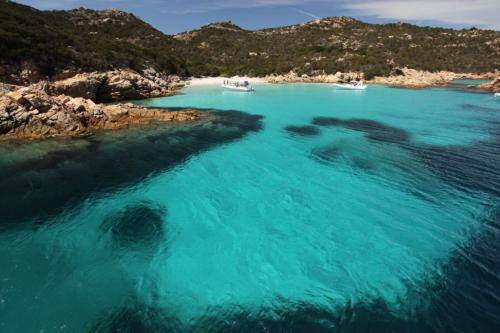 Türkisfarbenes Meer des La Maddalena Archipels