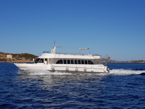 Motorschiff im schönen La Maddalena Archipel
