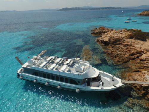Motorschiff auf einer Insel des La Maddalena Archipels