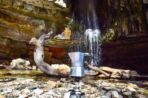Kaffee serviert an den Wasserfällen