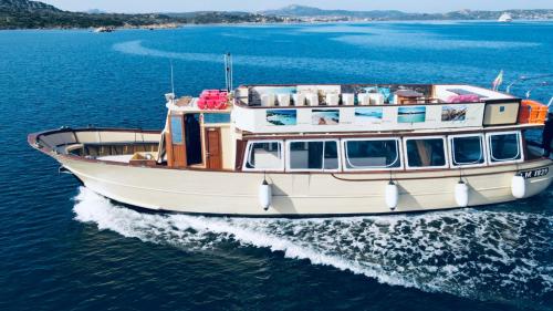 Lancha durante una excursión de un día al archipiélago de La Maddalena