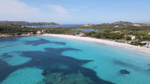 Panoramablick auf die Küstenlinie der Insel La Maddalena