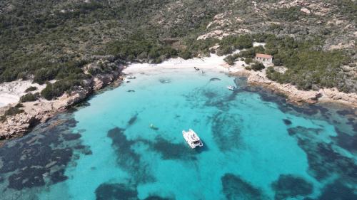 Bateau à moteur dans les eaux cristallines de l'archipel de La Maddalena