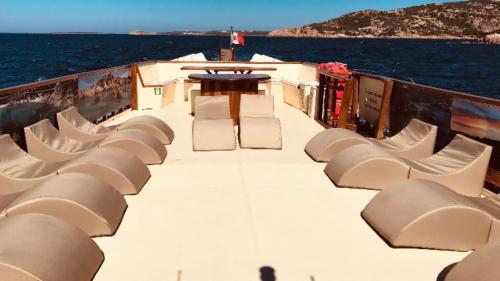 Pont du bateau à moteur pendant l'excursion dans l'archipel de La Maddalena