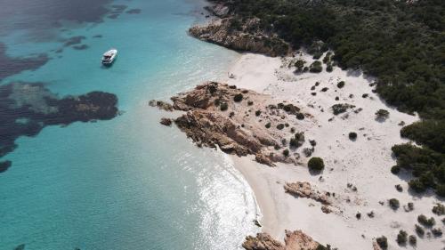 Maddalena Strand mit Offshore-Boot