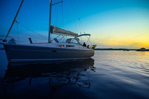 Segelboot während des Sonnenuntergangs