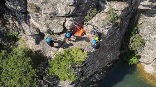 Los excursionistas descienden a la primera poza del río